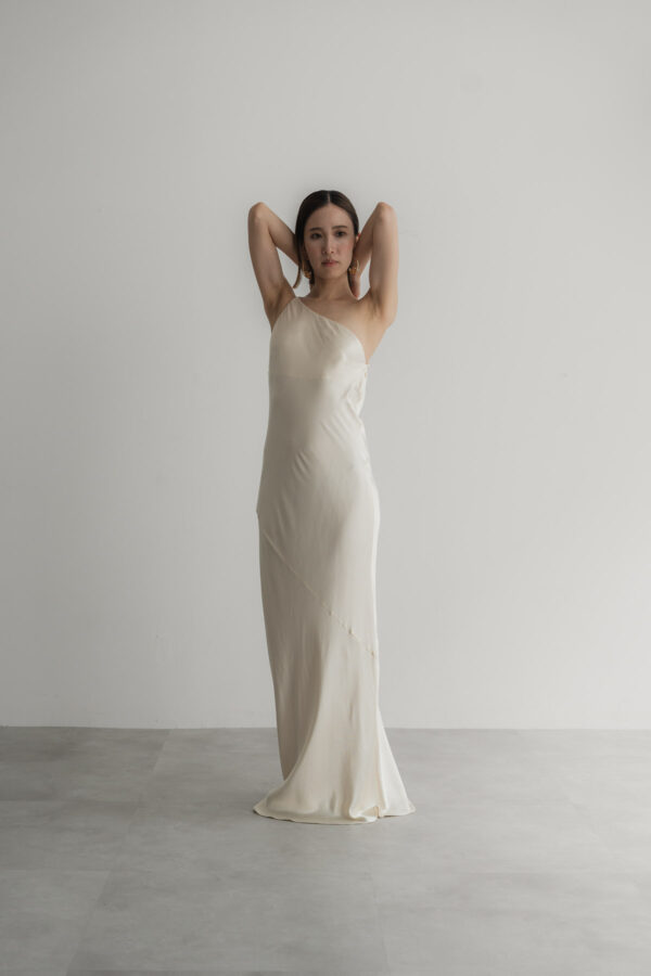 LA LUNE ONE SHOULDER COWL BACK MAXI DRESS - 画像 (2)