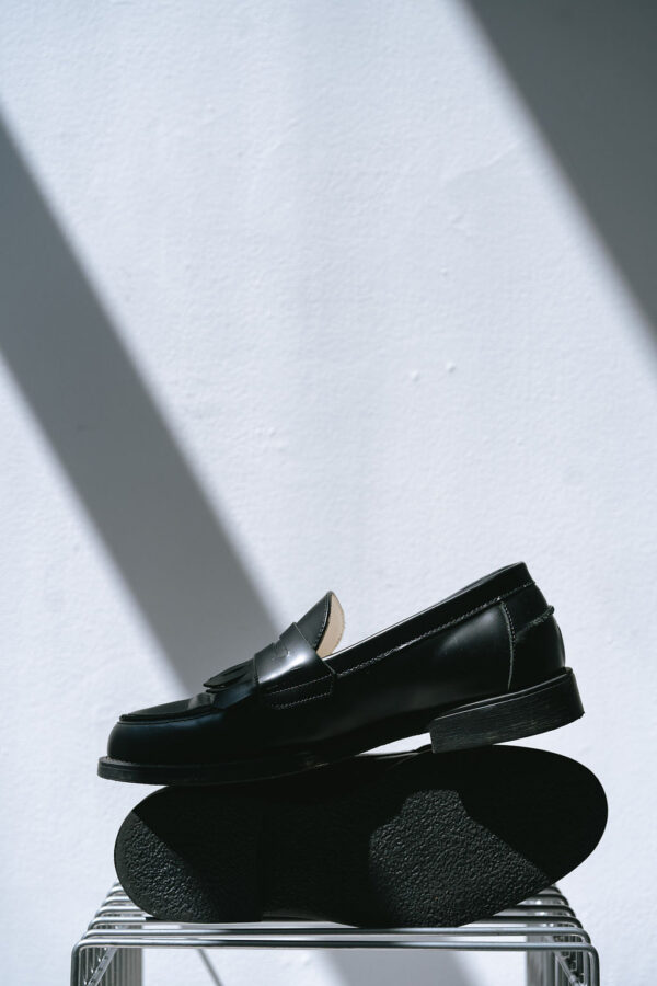 Wilde Black Fringe Penny Loafer - 画像 (2)